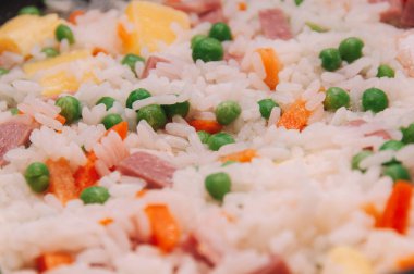 Pirinç üç lezzet, yemeye hazır.