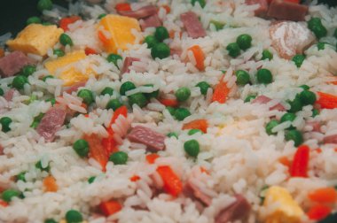 Pirinç üç lezzet, yemeye hazır.