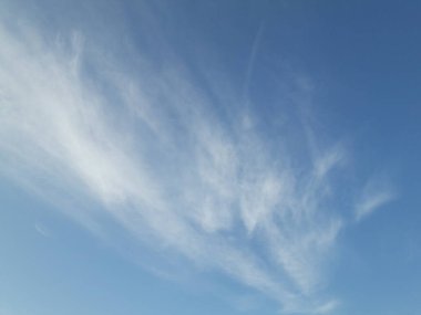 Beyaz bulutlu güzel mavi gökyüzü