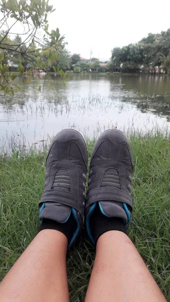 Feet Sport Shoes Background River Close — 스톡 사진