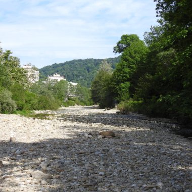 Kayalık yataklı sığ bir nehir.