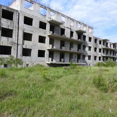 Evdeki terk edilmiş eski bir şantiye.