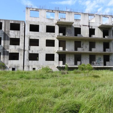 Evdeki terk edilmiş eski bir şantiye.