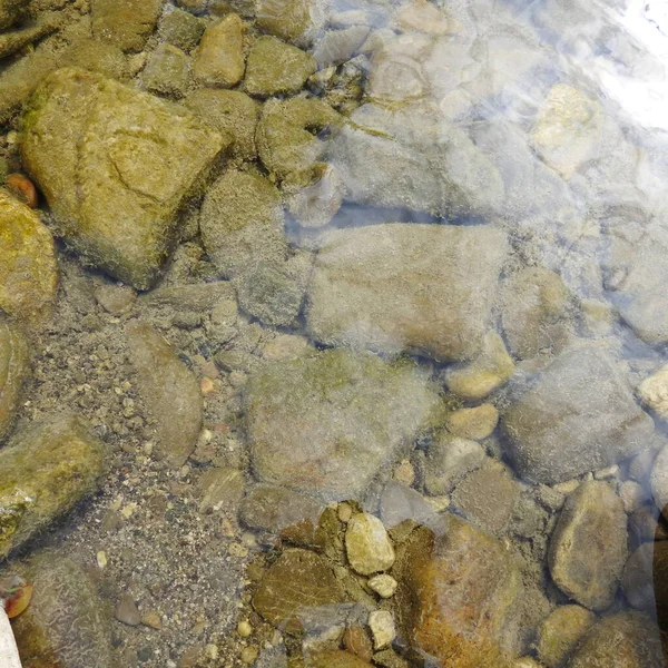 Fiume Poco Profondo Con Letto Roccioso — Foto Stock