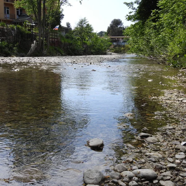 Ein Flacher Fluss Mit Felsigem Bett — Stockfoto