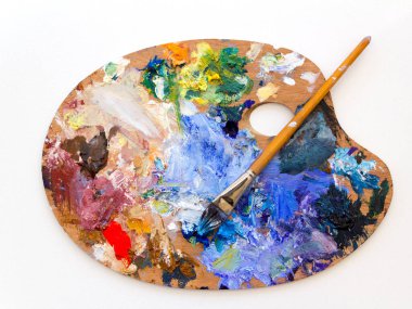 Renkli ressamlar yağlı boya paleti ve fırçalar arka planda kalır.