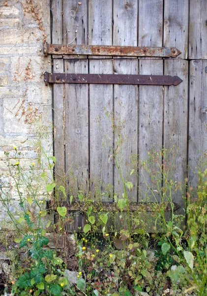 Antiguo Envejecido Oxidado Bisagra Puerta Estable Entrada Bloqueada Con Malas — Foto de Stock