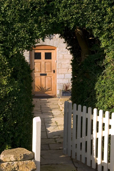 打开花园大门 穿过篱笆和通向前门的小径 — 图库照片