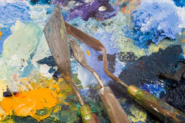 Välanvända Konstnärer Palettknivar Flerfärgad Färgpalett — Stockfoto