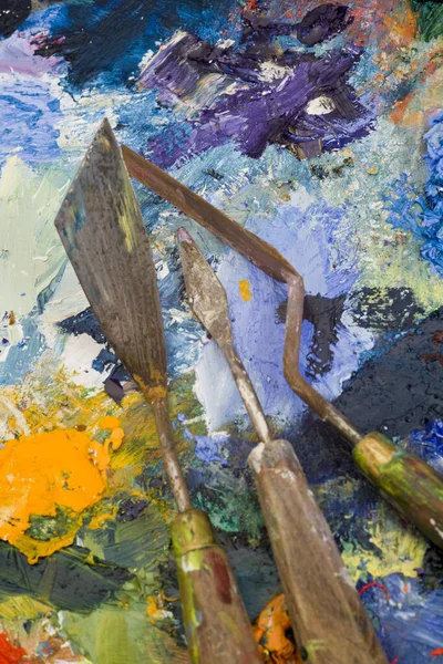 Couteaux Palette Artistes Bien Utilisés Sur Une Palette Peinture Multicolore — Photo