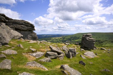 Hound Tor, Devon, İngiltere 'den Dartmoor kırsalına bakan bir manzara
