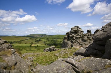Hound Tor, Dartmoor Ulusal Parkı, Devon, İngiltere 'de ağır yıpranmış granit çıkıntısı.