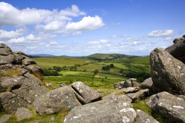 Hound Tor, Devon, İngiltere 'den Dartmoor kırsalına bakan bir manzara