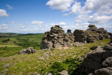 Hound Tor, Dartmoor Ulusal Parkı, Devon, İngiltere 'de ağır yıpranmış granit çıkıntısı.