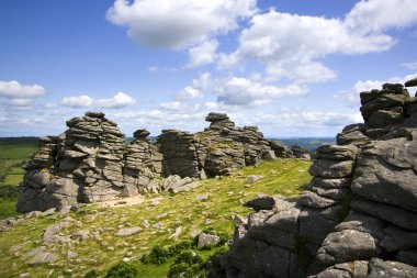 Hound Tor, Dartmoor Ulusal Parkı, Devon, İngiltere 'de bir granit çıkıntısı.