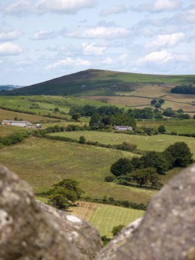 Hound Tor, Devon, İngiltere 'den Dartmoor kırsalına bir göz at