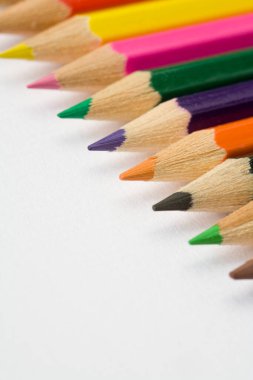 Childs düz beyaz desenli kağıt arka planda kalem boyuyor