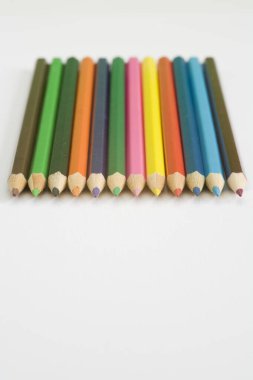 Childs düz beyaz desenli kağıt arka planda kalem boyuyor