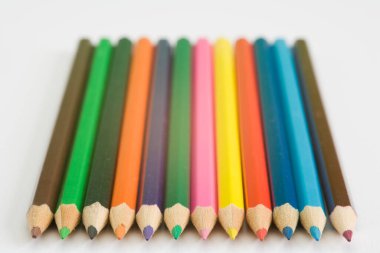 Childs düz beyaz desenli kağıt arka planda kalem boyuyor