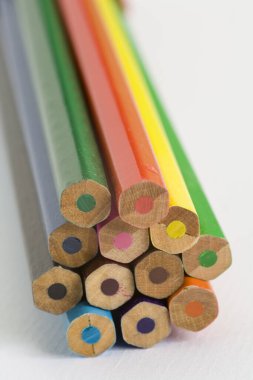 Childs düz beyaz desenli kağıt arka planda kalem boyuyor