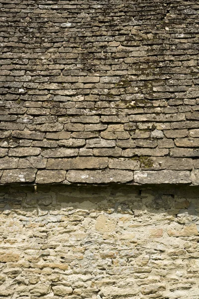 Παλιά Κεραμίδια Οροφής Ασβεστόλιθου Πάνω Από Πέτρινο Τοίχο Φόντο — Φωτογραφία Αρχείου