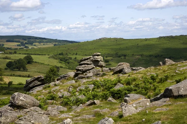 Hound Tor, Dartmoor Ulusal Parkı, Devon, İngiltere 'de ağır yıpranmış granit çıkıntısı.