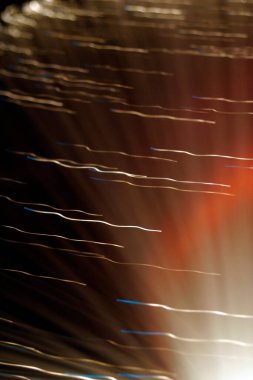 Fiber optik lambalar, siyah arkaplan üzerinde çok renkli soyut