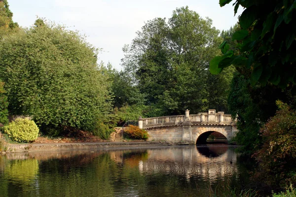 Cheltenham 'daki geleneksel Pittville Parkı, Cotswolds, Gloucestershire, İngiltere, İngiltere, Avrupa
