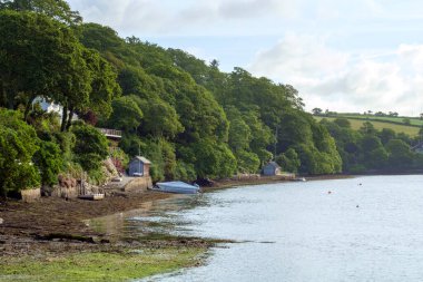 Huzurlu bir yaz sabahı eski moda Port Navas, Cornwall, İngiltere 'deki Helford Estuary' de güzel bir tekne iskelesinde.