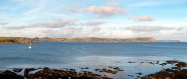 Öğleden sonra Portscatho, Cornwall, İngiltere 'de kıyı şeridine bakıyorum.