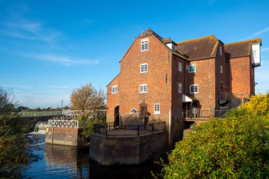 Tewkesbury, Gloucestershire, Severn Vale, İngiltere, İngiltere, Avrupa 'daki Abbey Mill' i restore ederek nehir sel kontrol şeması