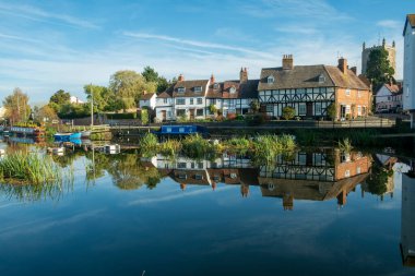 Tewkesbury, Gloucestershire, Severn Vale, İngiltere 'deki Abbey Mill yakınlarındaki resim gibi bir kulübe grubu.
