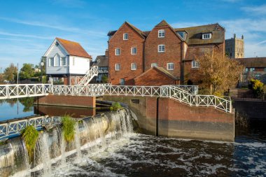 Tewkesbury, Gloucestershire, Severn Vale, İngiltere, İngiltere, Avrupa 'daki Abbey Mill' i restore ederek nehir sel kontrol şeması