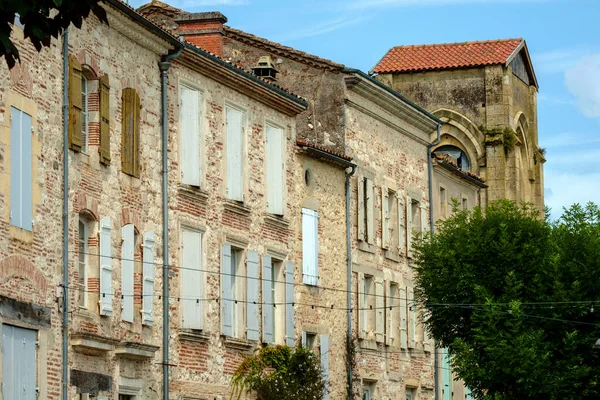 丘の上にある狭い通りと絵のような建物フランス ロット ガロンヌ川を見下ろす中世のペンヌ ダゲンゼーズの町 — ストック写真