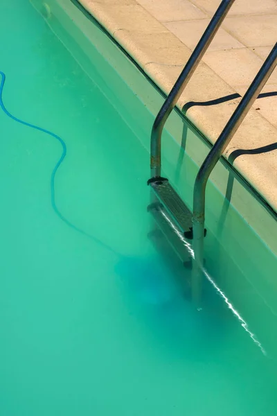 Manutenção Piscina Limpador Automático Piscinas Robô Pode Ser Visto Fundo — Fotografia de Stock