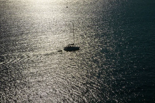 Barco Vela Silhueta Passa Cabeças Para Fora Mawes Cornwall Reino — Fotografia de Stock