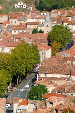 Saint Chinian 'ın renkli kiremitli çatıları, Herault 34, Languedoc-Roussillon, Fransa