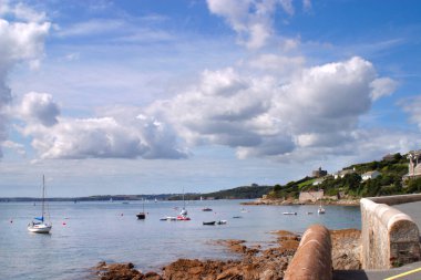 St Mawes, Cornwall, İngiltere 'nin güzel sahil kesiminde yaz güneşi.