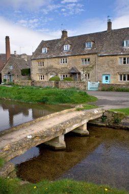 Resimli Cotswold Kulübeleri, River Eye, Lower Slaughter, Cotswolds, Gloucestershire, İngiltere, İngiltere