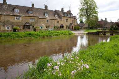 Resimli Cotswold Kulübeleri, River Eye, Lower Slaughter, Cotswolds, Gloucestershire, İngiltere, İngiltere