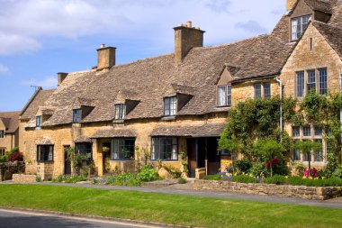 Broadway, Worcestershire, Cotswolds, İngiltere 'de bir dizi güzel bal renkli taş kulübe.