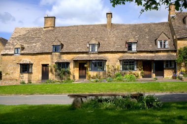 Broadway, Worcestershire, Cotswolds, İngiltere 'de bir dizi güzel bal renkli taş kulübe.