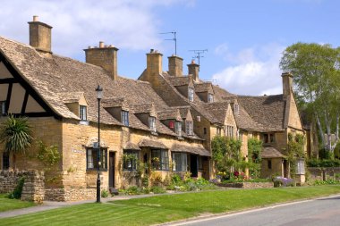 Broadway, Worcestershire, Cotswolds, İngiltere 'de bir dizi güzel bal renkli taş kulübe.