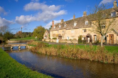 İngiltere, Gloucestershire, Cotswold, nehir kenarındaki cennet gibi kır evleri güz güneşinde Aşağı Katliam 'da