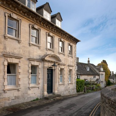 Painswick, Gloucestershire, İngiltere 'nin eski Cotswold köyü sokaklarında kış güneşi.