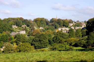 İngiltere, Cotswolds, Gloucestershire, Bisley köyünün etrafındaki ağaçlarda sonbaharın ilk işaretleri.