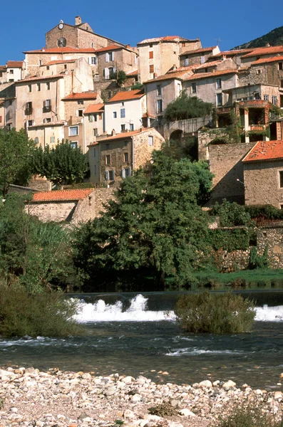 Den Pittoreska Bergsbyn Roquebrun Vid Floden Orb Herault Languedoc Roussillon — Stockfoto