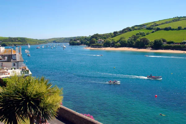 Salcombe, Devon, İngiltere 'deki Kingsbridge Estuary' de tekne gezisi için harika bir hava.