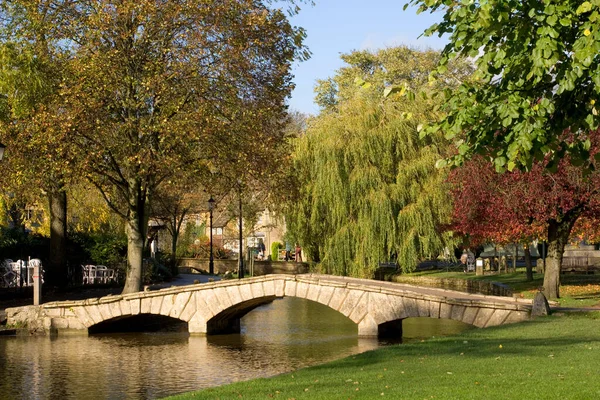 Sonbahar günışığı, Windrush Nehri, Bourton on the Water, Cotswolds, Gloucestershire, İngiltere, İngiltere