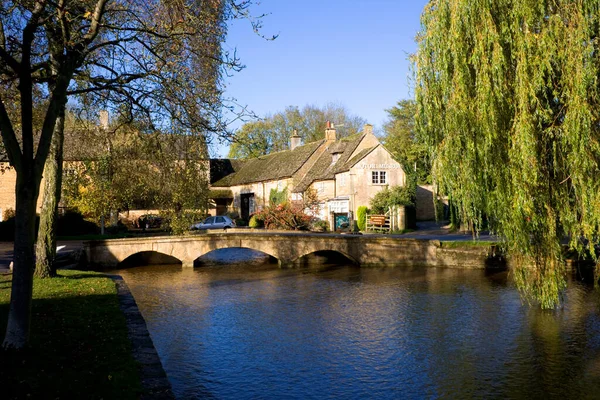 İngiltere, Gloucestershire, Cotswold, Bourton 'daki Windrush nehrinde sonbahar güneşi...